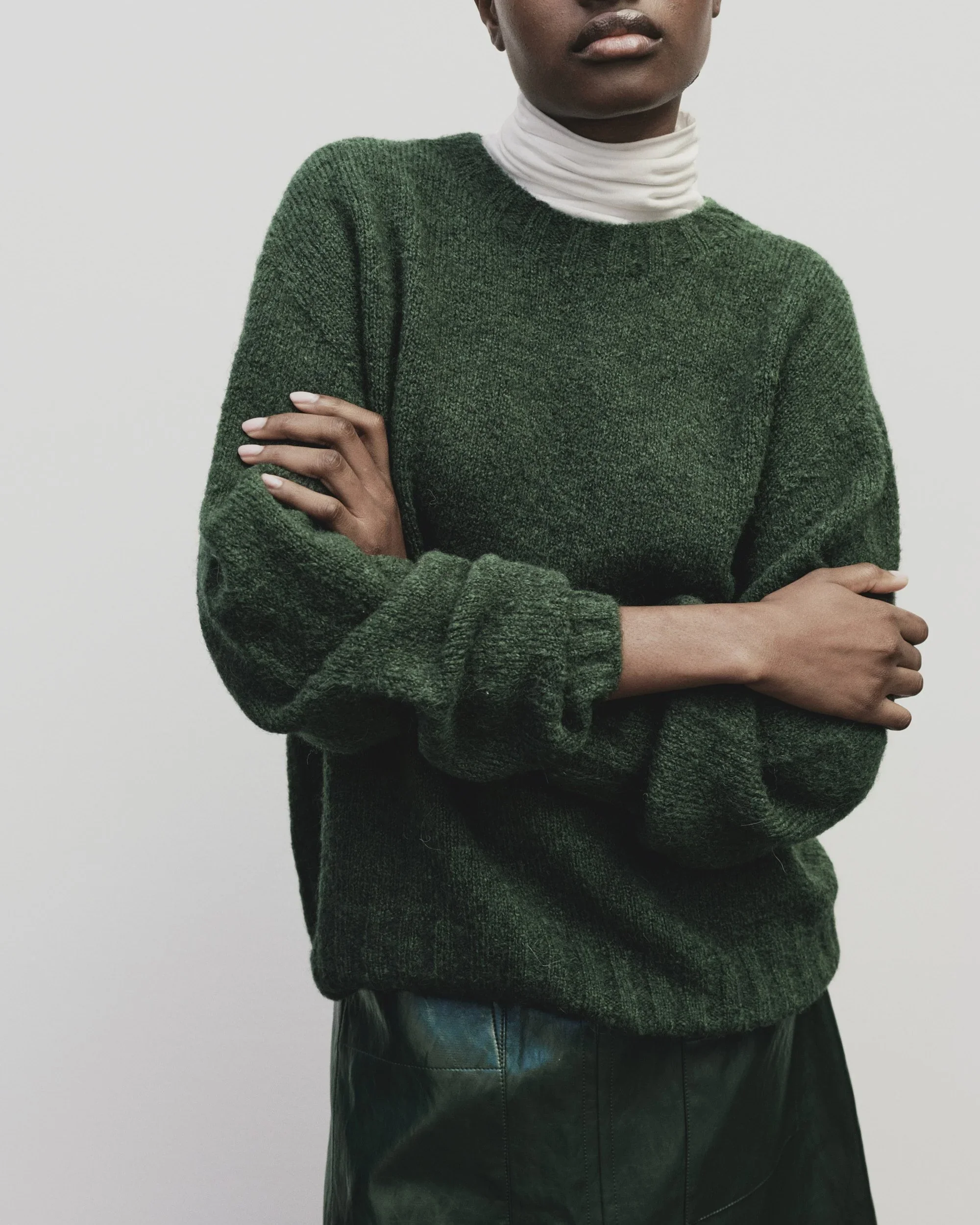 ALPACA BLEND WHOLEGARMENT KNIT SWEATER IN GREEEN - Image 3