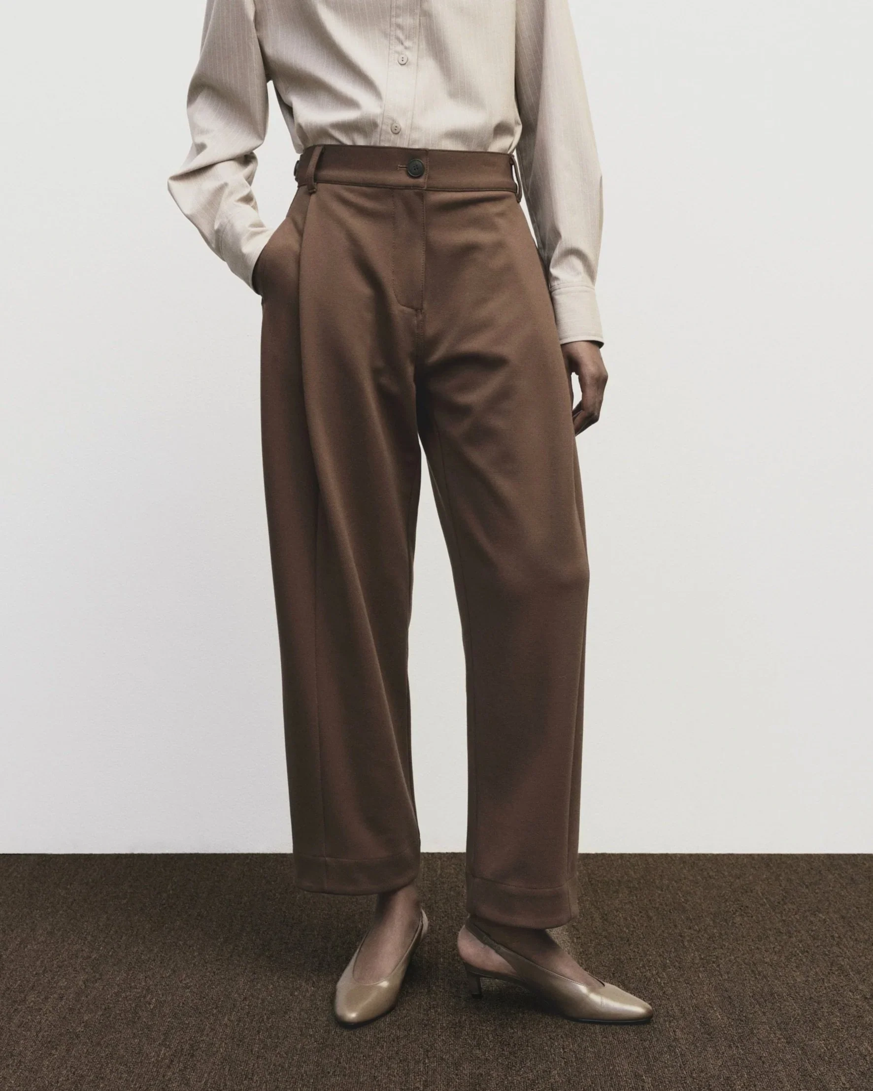 PLEATED BARREL LEG PANTS IN BROWN