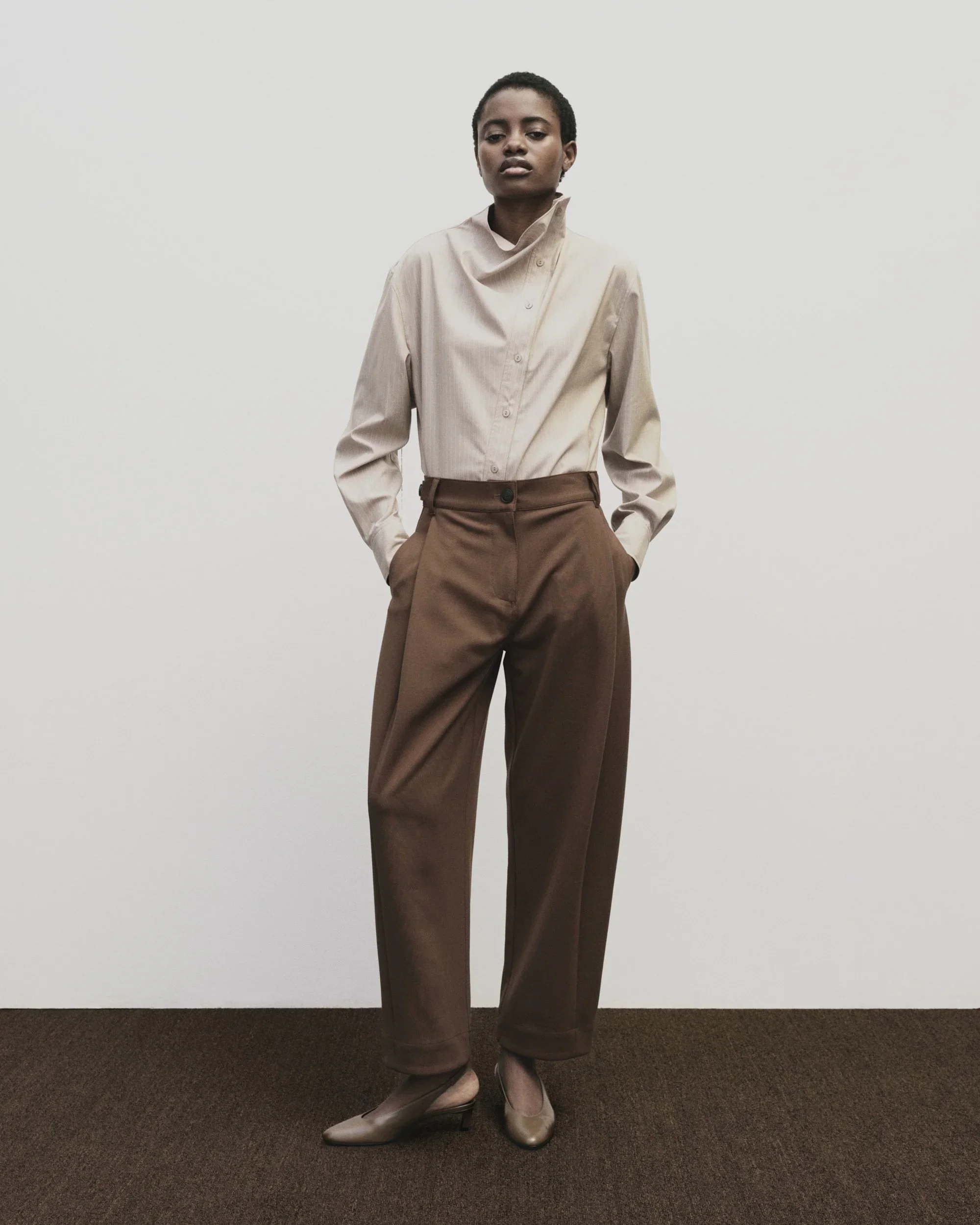 PLEATED BARREL LEG PANTS IN BROWN - Image 2