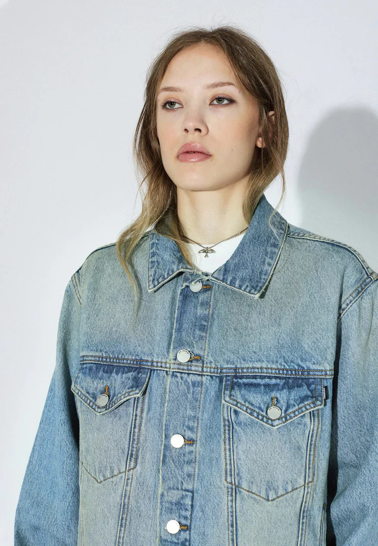 Joey Denim Jacket in Stream Sky Aged - Image 4
