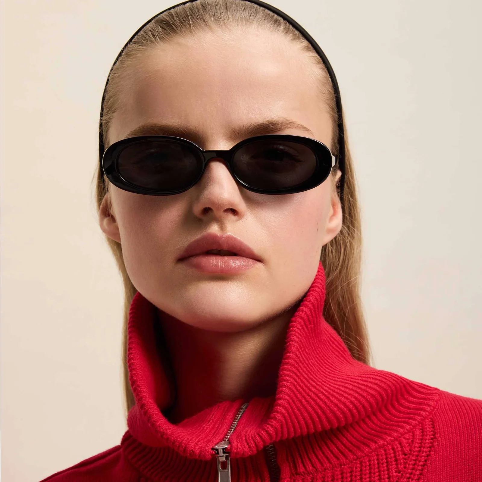 OUTTA LOVE SUNGLASSES IN BLACK - Image 2
