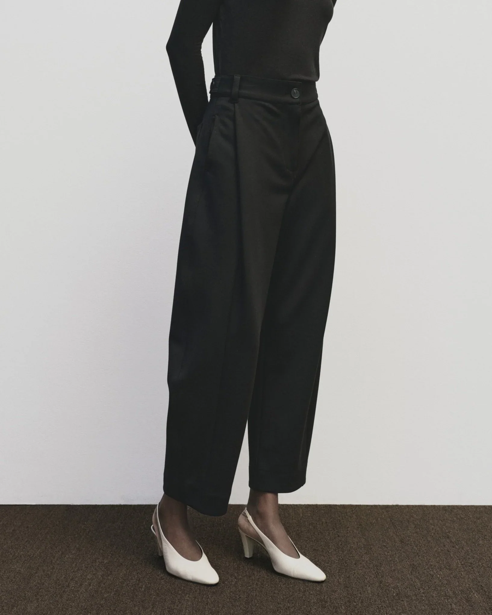 PLEATED BARREL LEG PANTS IN BLACK