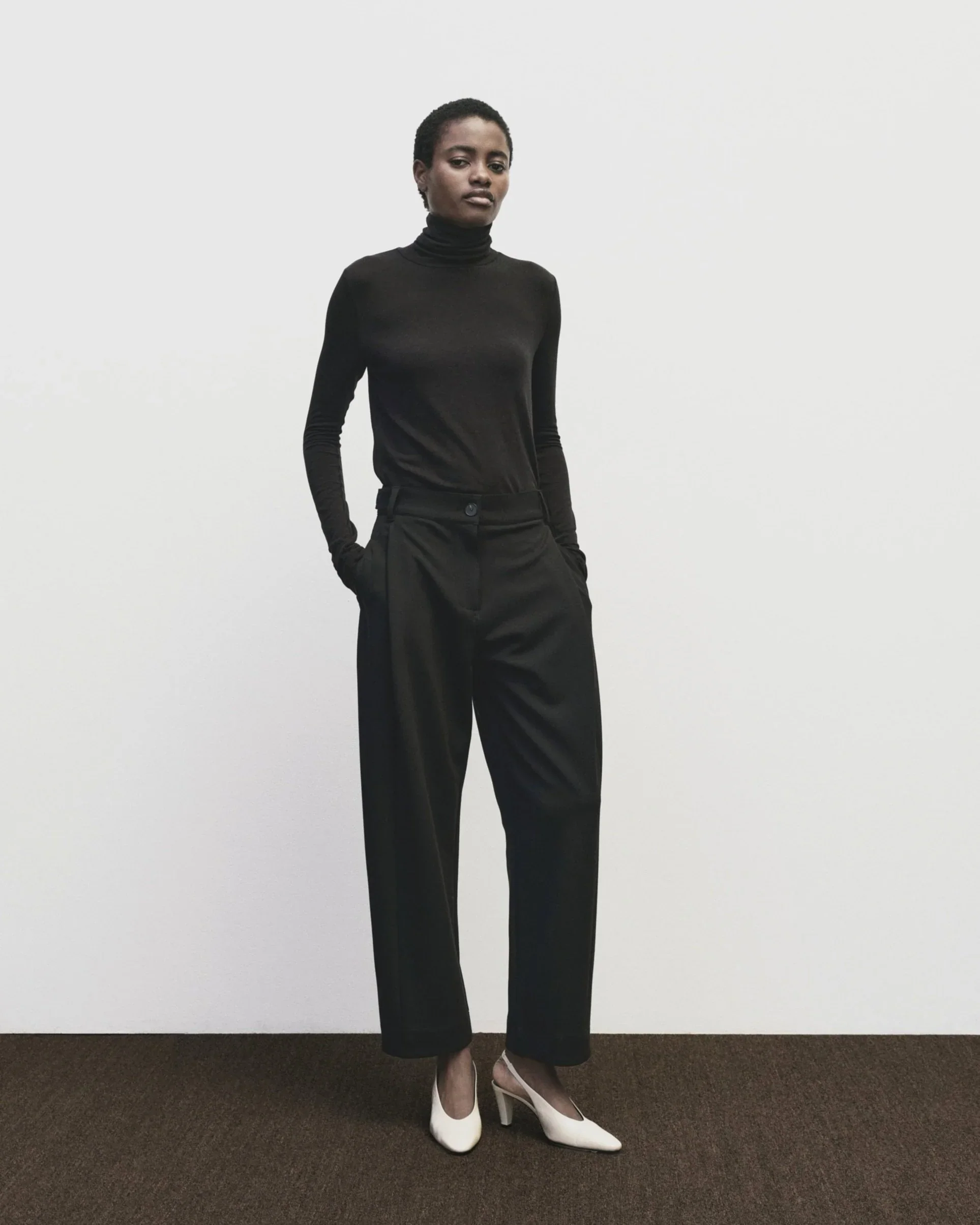PLEATED BARREL LEG PANTS IN BLACK - Image 2
