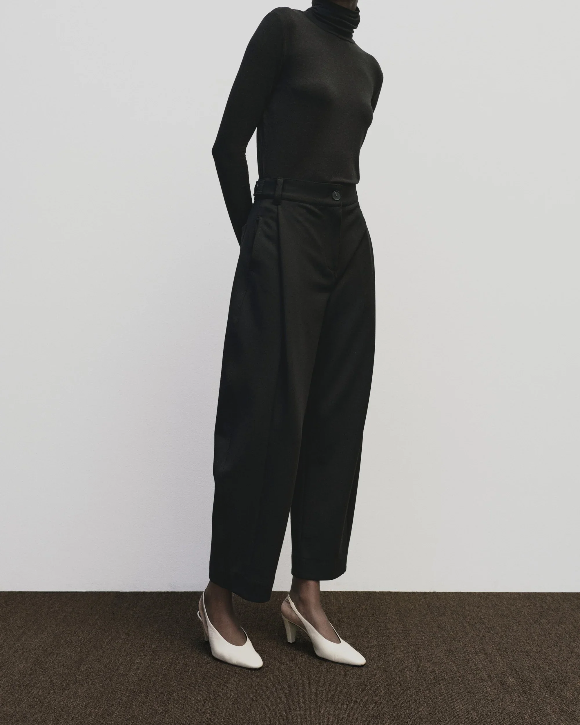 PLEATED BARREL LEG PANTS IN BLACK - Image 3